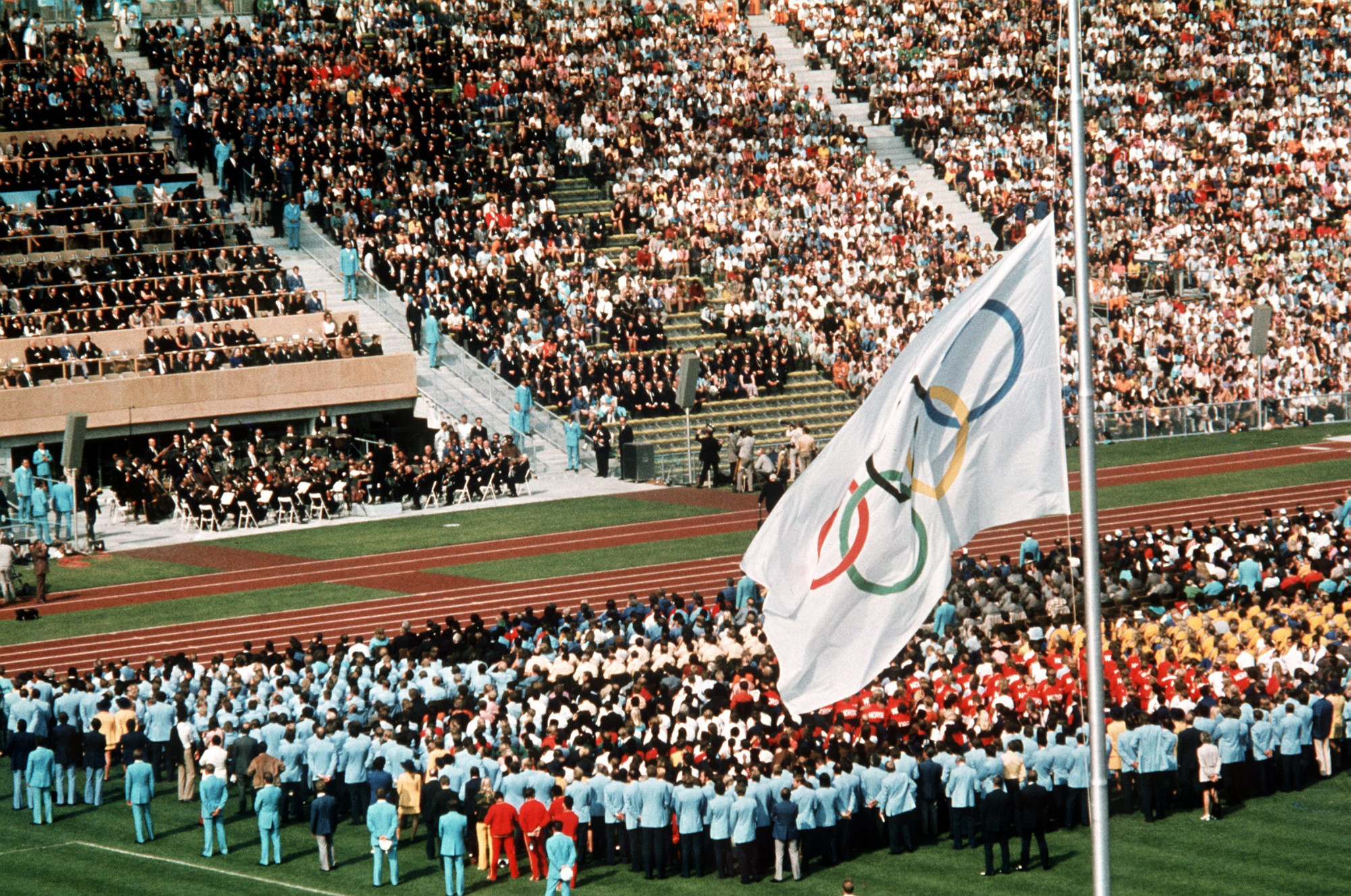 Die olympische Flagge steht auf Halbmast, als 80.000 Menschen im Münchner Olympiastadion der elf getöteten israelischen Athleten und dem ermordeten Polizisten gedenken.